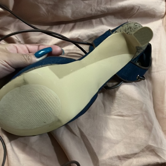 Woman/ Heels - Picture 7 of 8